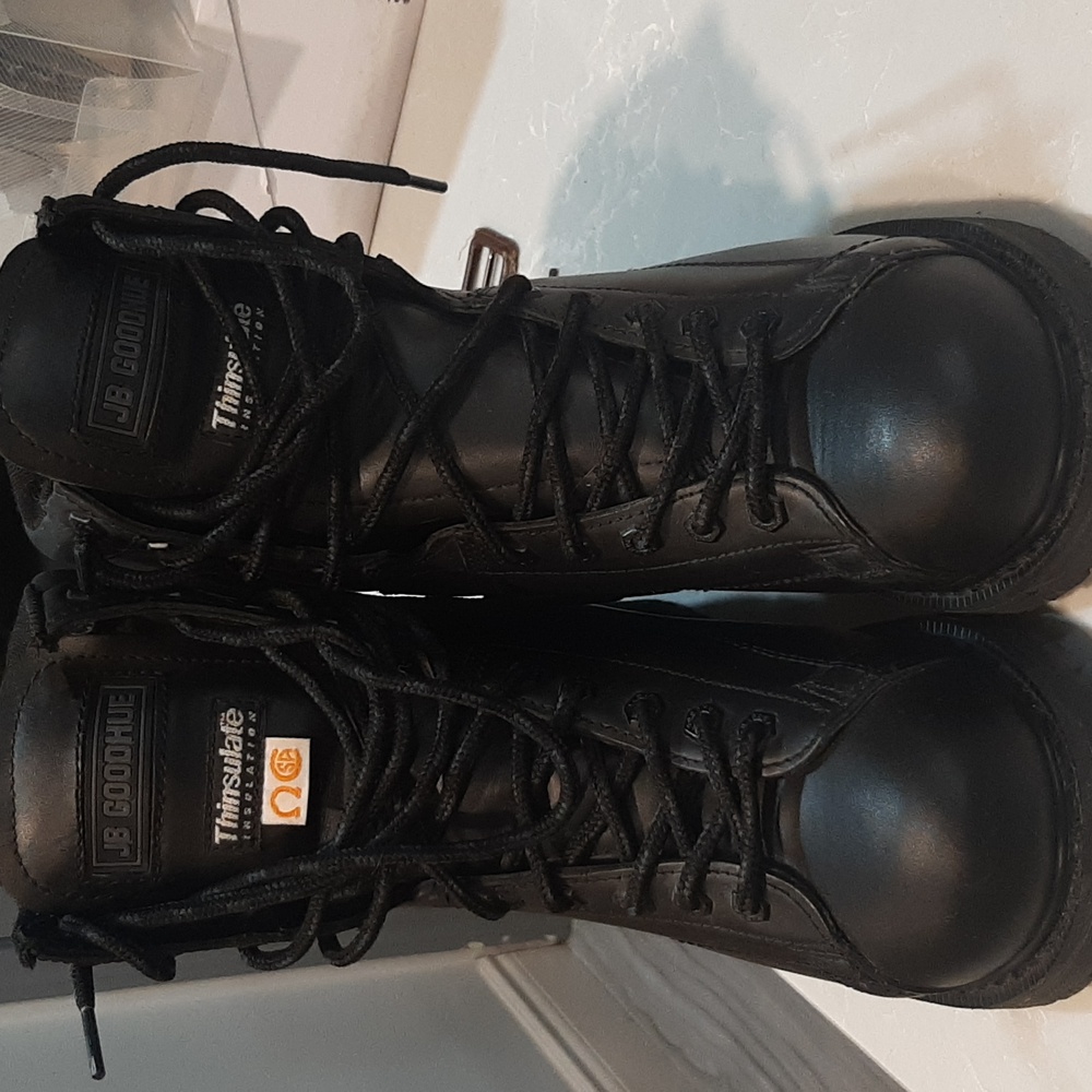 Iron worker boats size 7 fits 7.5 I'm size 7.5 to 8 fits me